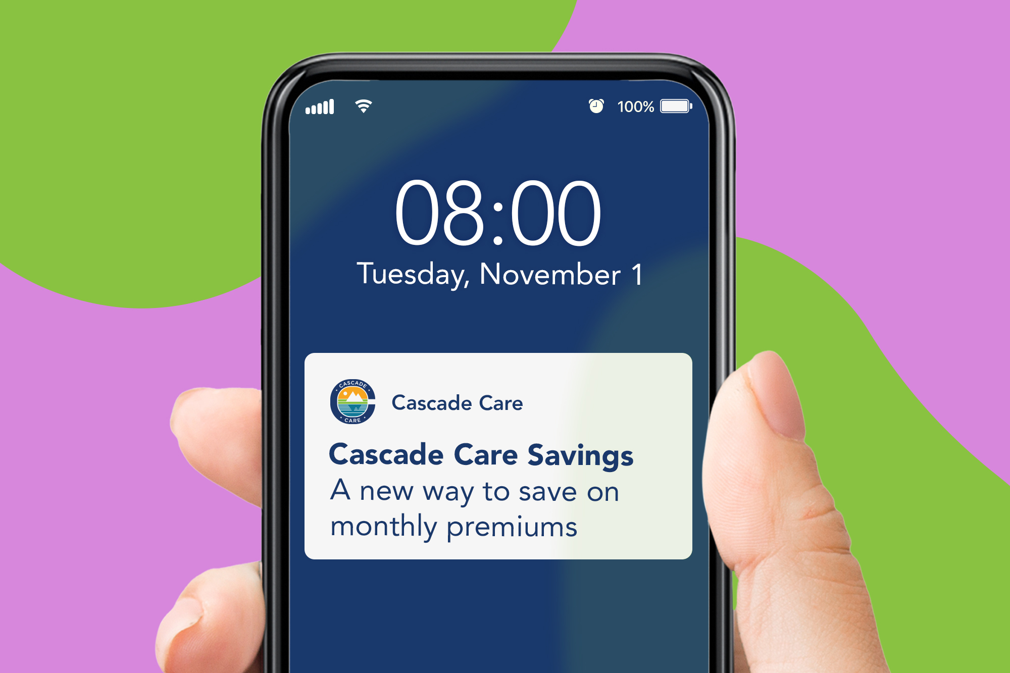 Una mano sosteniendo un teléfono inteligente sobre un fondo verde y lavanda. En la pantalla, una notificación dice: "Cascade Care Savings: una nueva forma de ahorrar en las primas mensuales".
