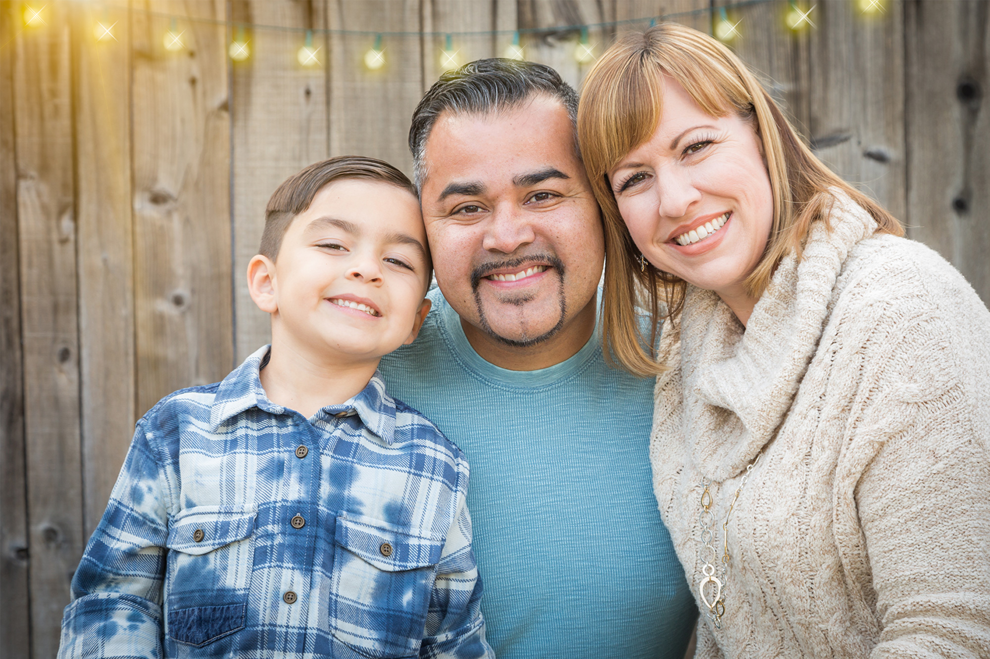 Retrato de una madre, un padre y un hijo sonriendo